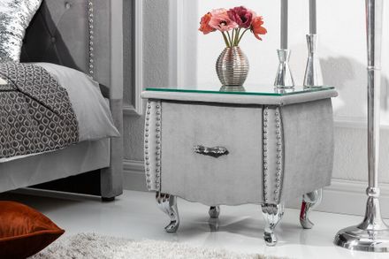 Luxusný nočný stolík zo zamatu Extravagancia strieborno šedý 47cm